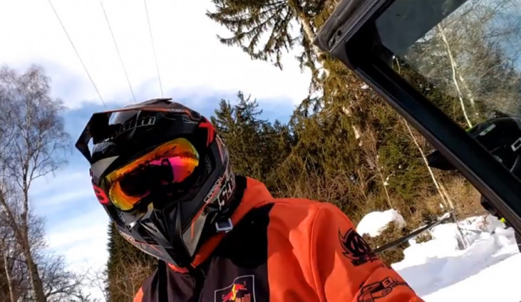 V Krkonoších napadl řidič skútru strážce KRNAP. Správci agresora hledají pomocí sociálních sítí