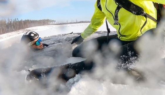 Cyklisté se u Hradce Králové propadli na zamrzlém jezeře