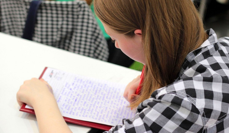 U maturit letos nebudou slohové práce. Na testy budou mít studenti víc času