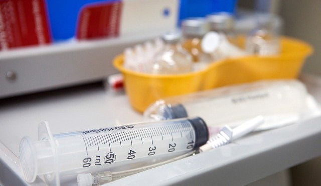 Krajské nemocnice dnes začínají očkovat druhou dávkou. Očkování v regionu se zpomalilo