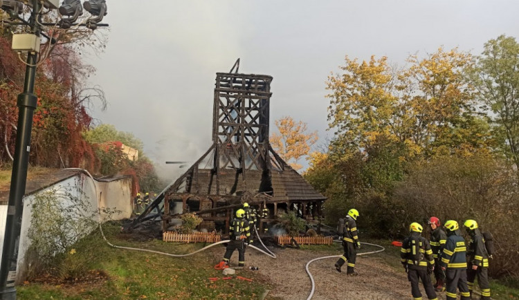 Nad vyhořelým kostelem sv. Michaela vznikne ochranná konstrukce. Na místě bude dva roky