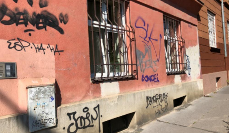 Praha 10 pomáhá občanům odstranit nelegální graffiti z fasád domů