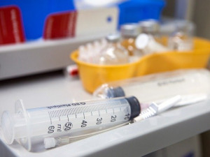 Krajské nemocnice dnes začínají očkovat druhou dávkou. Očkování v regionu se zpomalilo