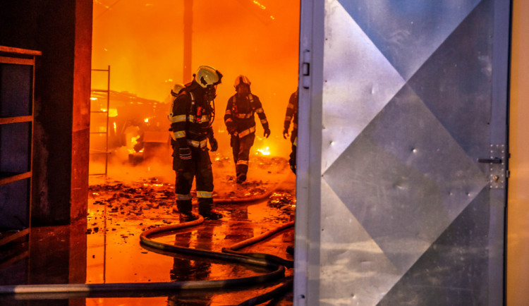 Požár haly v Polici nad Metují