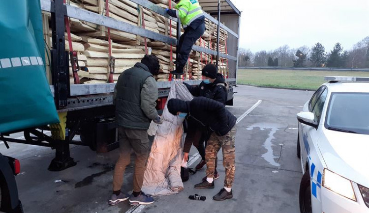 Na korbě náklaďáku policie našla pět migrantů z Rumunska. Ministerstvo je pošle zpět