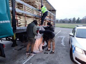 Na korbě náklaďáku policie našla pět migrantů z Rumunska. Ministerstvo je pošle zpět