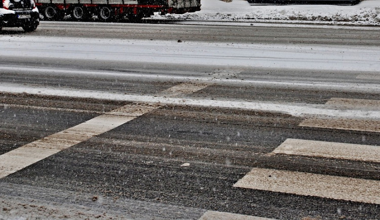 Meteorologové do dnešního poledne varují před ledovkou