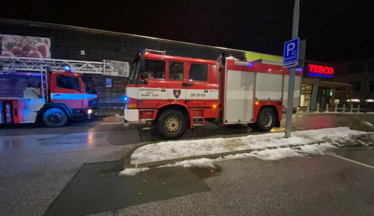 Hasiči zasahovali v obchodním domě v Jaroměři, hořelo na toaletách