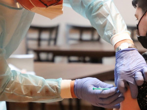 Očkování z principu nemůže změnit lidskou DNA, říká vedoucí lékař covid očkovacího centra hradecké nemocnice