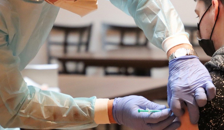 Očkování z principu nemůže změnit lidskou DNA, říká vedoucí lékař covid očkovacího centra hradecké Fakultní nemocnice