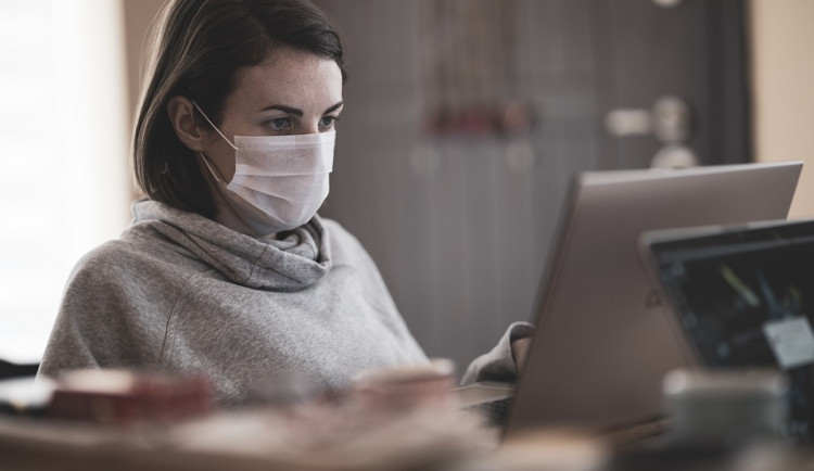 Vyšší nemocenská v době koronaviru? Rána z milosti pro firmy, reaguje Hospodářská komora