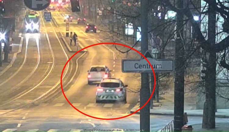 VIDEO: Hledaného muže se zákazem řízení prozradil styl jízdy. Na výzvy policistů nereagoval