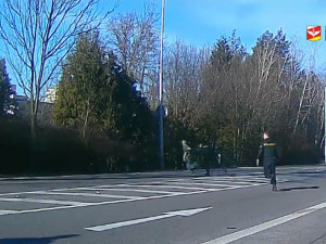 VIDEO: Skokem do příkopu ukončil policista pronásledování zloděje. Snažil se utéct přes frekventovanou silnici