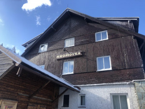 Po téměř 30 letech končí provozovateli Hromovky smlouva. S odkoupením hotelu mohou pomoct naši hosté, tvrdí