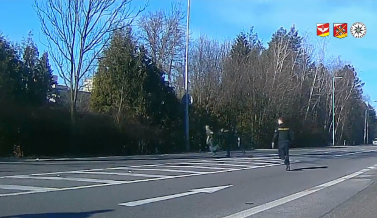 Skokem do příkopu ukončil policista pronásledování zloděje. Snažil se utéct přes frekventovanou silnici