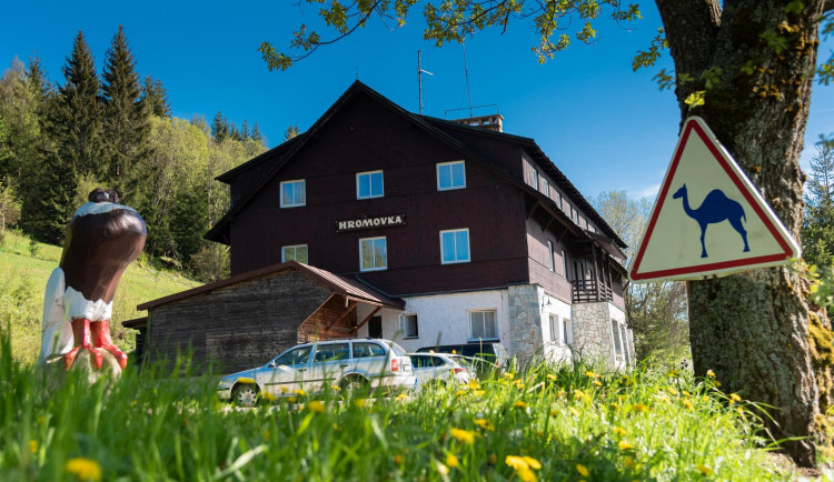 Po téměř 30 letech končí provozovateli Hromovky smlouva. S odkoupením hotelu mohou pomoct naši hosté, tvrdí