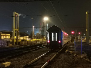 Provoz na železničním koridoru je v Pardubicích omezen. Některé vlaky jezdí odklonem přes Hradec Králové