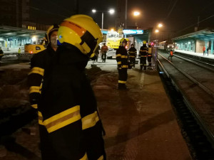 Hasiči na vlakovém nádraží v Pardubicích