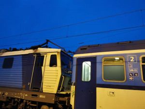 vlak, který strhl trakční vedení