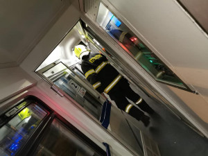 Provoz na železničním koridoru je v Pardubicích omezen. Některé vlaky jezdí odklonem přes Hradec Králové