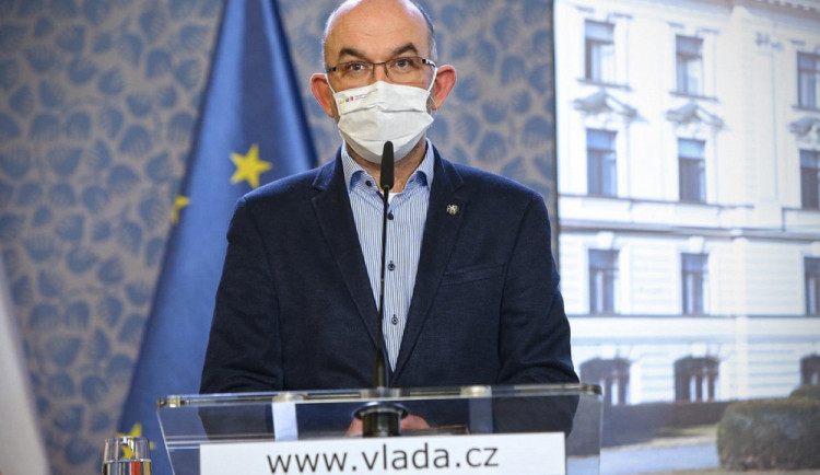 Jde to tuhého, ministr Blatný nevyloučil jednání o omezení pohybu mezi kraji