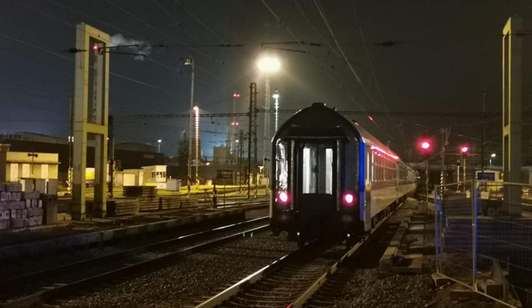 Vlak, který strhl trakční vedení