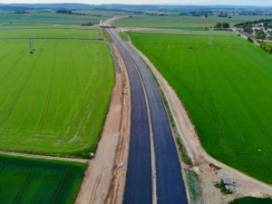 Řidiči na Hradecku dostanou do konce roku 35 kilometrů nových dálnic. Částečně uleví dopravě v krajském městě