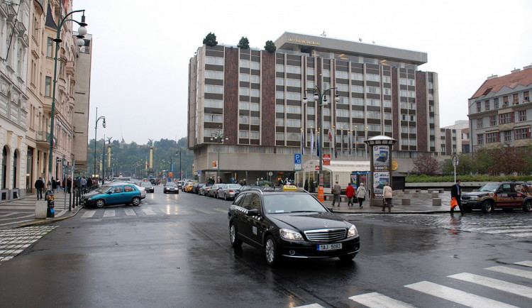 Červená pro budovu u hotelu Intercontinental? Pražští radní nesouhlasí se stavbou na náměstí Miloše Formana