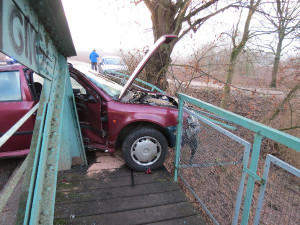 FOTO: Řidička u Skalice prorazila konstrukci mostu