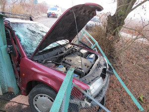 FOTO: Řidička u Skalice prorazila konstrukci mostu