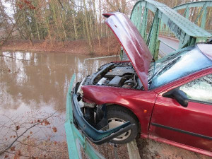 FOTO: Řidička u Skalice prorazila konstrukci mostu