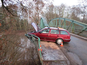 FOTO: Řidička u Skalice prorazila konstrukci mostu