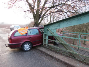 FOTO: Řidička u Skalice prorazila konstrukci mostu