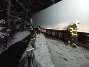 Královéhradecký kraji zasypal sníh. Na silnicích se stalo několik desítek nehod