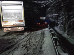 Královéhradecký kraji zasypal sníh. Na silnicích se stalo několik desítek nehod