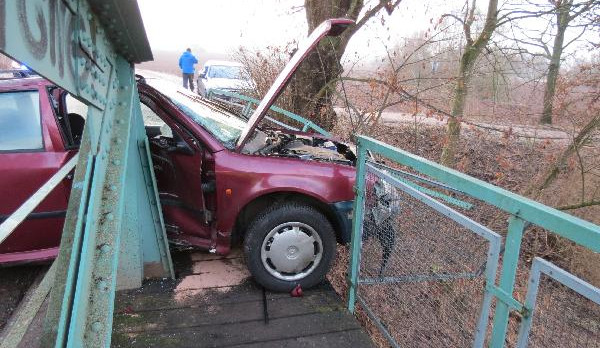 FOTO: Řidička u Skalice prorazila konstrukci mostu