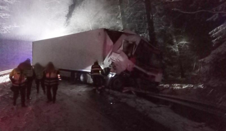 Královéhradecký kraji zasypal sníh. Na silnicích se stalo několik desítek nehod