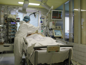 Zdravotníci musí převážet covidové pacienty do okolních krajů. Nemocných přibývá i mezi mladými