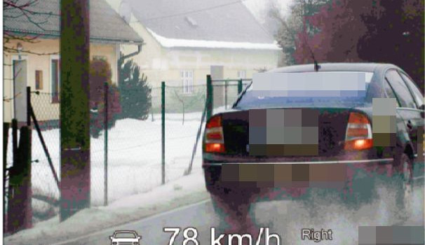 VIDEO: Řidiče nezastavil ani varovný výstřel, pokusil se zmizet v lese. Nakonec skončil v poutech