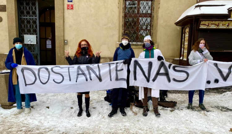 Před Sněmovnou protestují středoškoláci v županech a v pyžamech. Chtějí se vrátit do škol