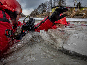 Záchrana tonoucího je vypjatá situace, důležité je nepanikařit, říkají hasiči