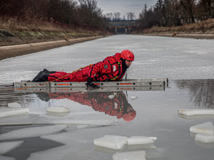 Záchrana tonoucího je vypjatá situace, důležité je nepanikařit, říkají hasiči