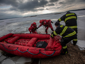 Záchrana tonoucího je vypjatá situace, důležité je nepanikařit, říkají hasiči