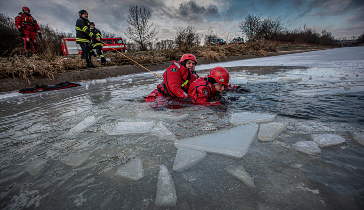 Záchrana tonoucího je vypjatá situace, důležité je nepanikařit, říkají hasiči