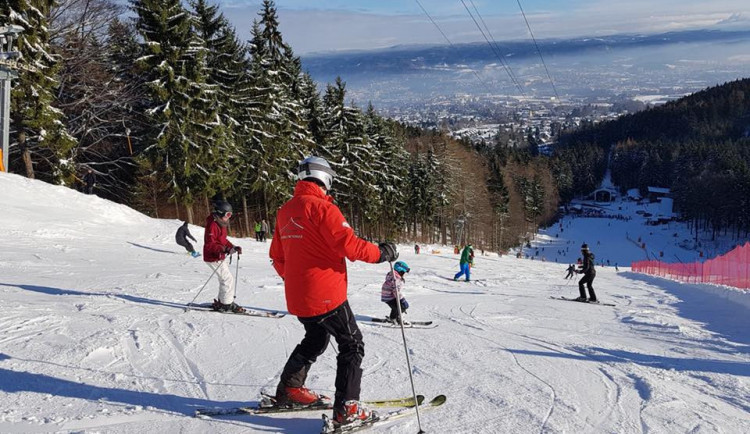 Uzavření Trutnovska přináší velké problémy i půjčovnám lyží