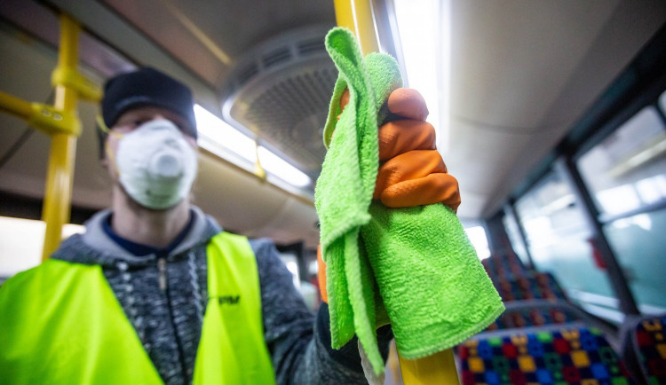 Viry v hradeckém MHD pravidelně ničí ozon, folie proti covidu se neosvědčily