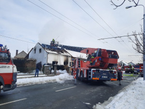 FOTO: V hradeckých Malšovicích hořel rodinný dům. Škoda se odhaduje na dva miliony korun