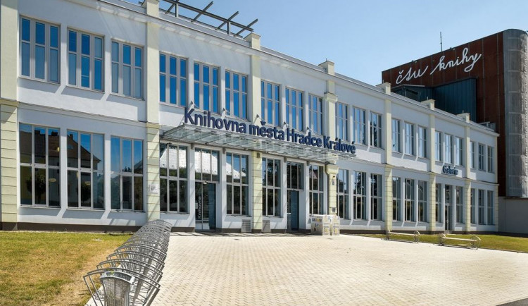 Městská knihovna v Hradci Králové obnovila výdej přes okénko, zájem je velký