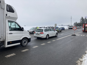 Nejvhodnější výstroj policistů na kontrolních stanovištích? Teplá výstroj, čaj a bageta