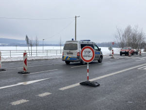 Nejvhodnější výstroj policistů na kontrolních stanovištích? Teplá výstroj, čaj a bageta